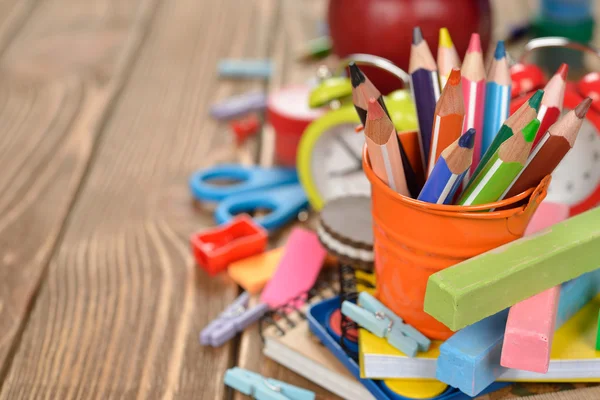 Lápices multicolores en un cubo —  Fotos de Stock