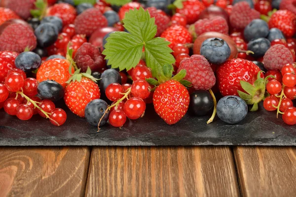 다양 한 신선한 딸기 — 스톡 사진