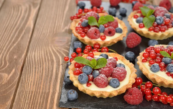 Cake with custard and berries — Stock Photo, Image