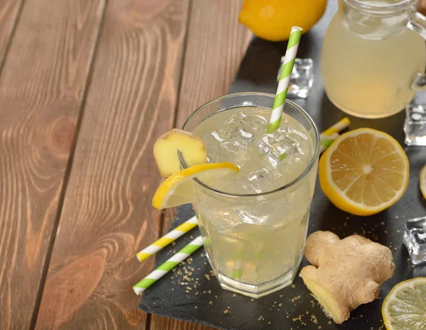 Limonata fredda rinfrescante con zenzero — Foto Stock