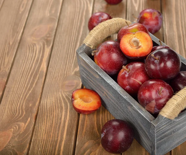 Prugne fresche in una scatola di legno — Foto Stock