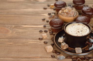 bir fincan kahve ve çikolata muffins