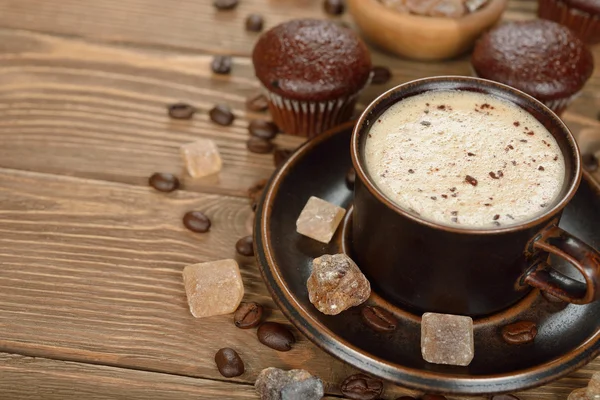 Cup of coffee and chocolate muffins — Stock Photo, Image