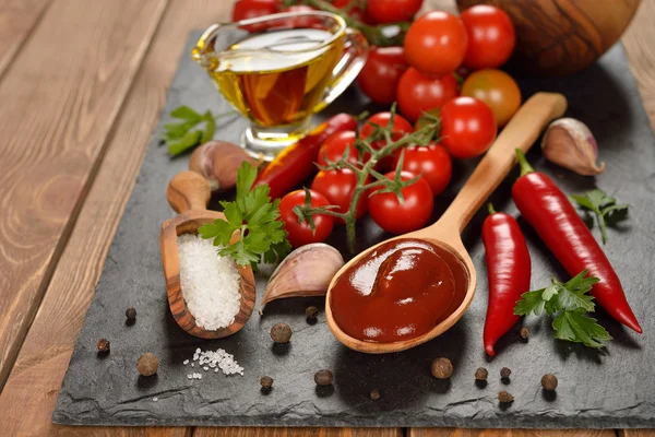 Tomatensauce und Gewürze — Stockfoto