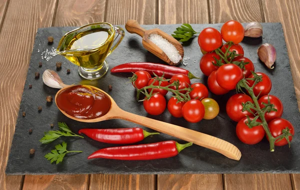 Tomatensaus en specerijen — Stockfoto