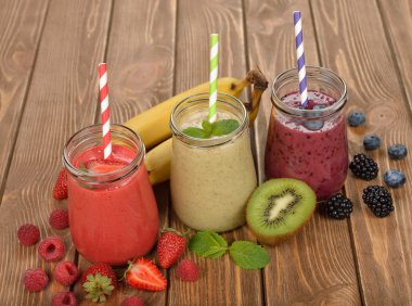 Çeşitli berry smoothies