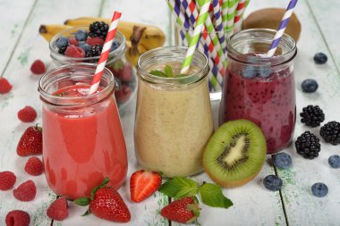 Çeşitli berry smoothies
