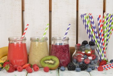 Çeşitli berry smoothies