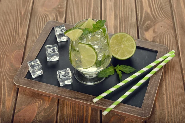 Bevanda fredda con menta e lime — Foto Stock