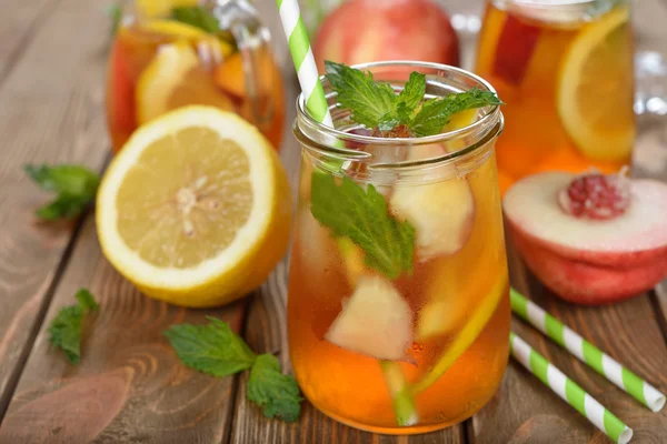 Té helado con limón, melocotón y menta —  Fotos de Stock