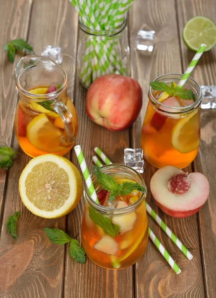 Té helado con limón, melocotón y menta —  Fotos de Stock