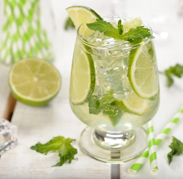 Cold drink with mint and lime — Stock Photo, Image