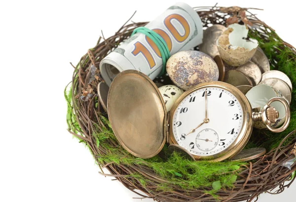 Uhren, Geld und Eier im Nest — Stockfoto