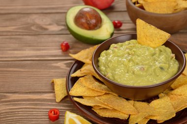 Geleneksel guacamole sosu