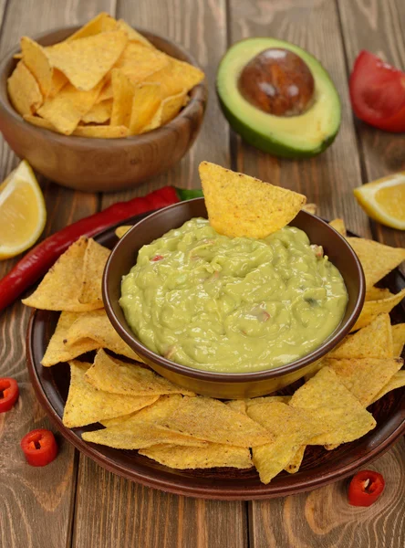 Guacamole dengan jagung nachos — Stok Foto