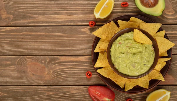 Guacamole dengan jagung nachos — Stok Foto