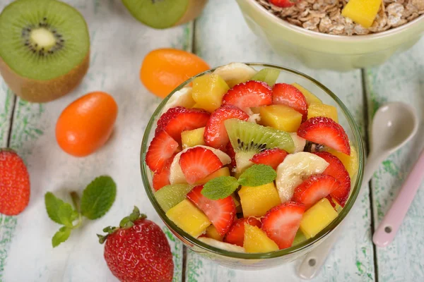 Fruit salad with mango and strawberries — Stock Photo, Image