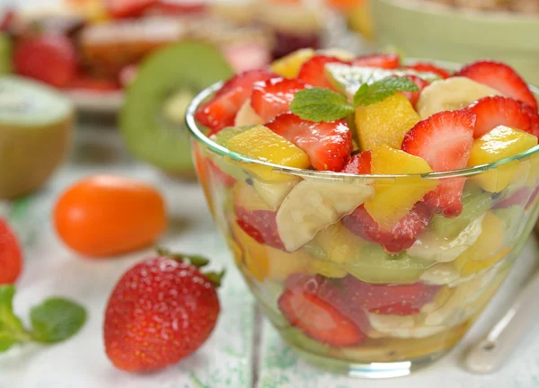 Insalata di frutta con mango e fragole — Foto Stock