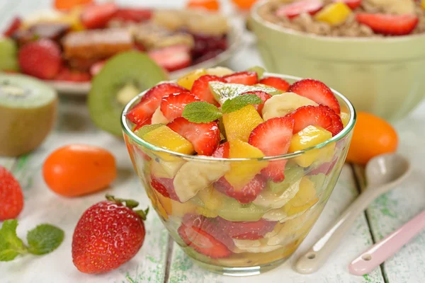 Fruit salad with mango and strawberries — Stock Photo, Image