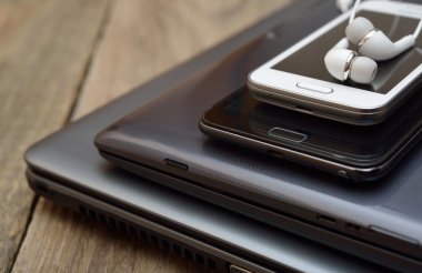 Dizüstü bilgisayar, tablet ve cep telefonu