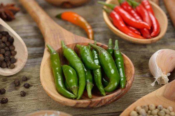 Zelené chilli papričky — Stock fotografie