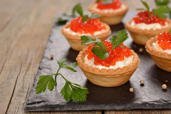 Vorspeise mit rotem Kaviar — Stockfoto