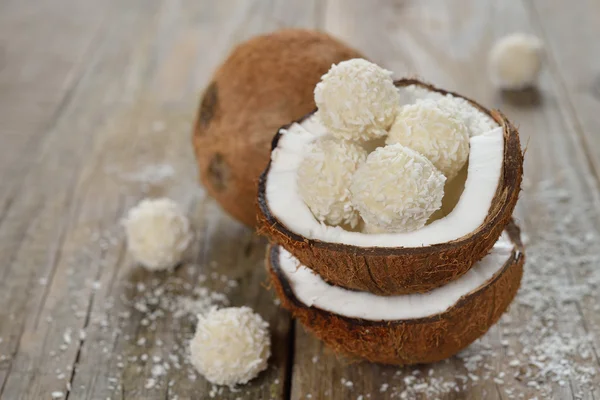 Kokosnøtt og kokosnøttsukkertøy – stockfoto