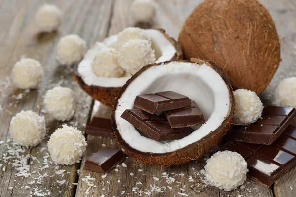 Pralines au chocolat, noix de coco et noix de coco — Photo