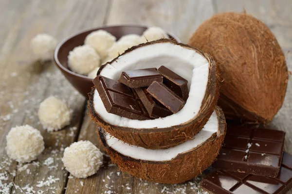 Pralines au chocolat, noix de coco et noix de coco — Photo