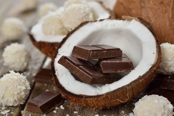 Pralinés de chocolate, coco y coco — Foto de Stock