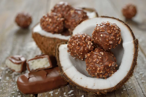 Шоколадный пралин и кокос — стоковое фото