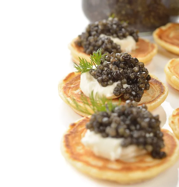 Mini-Pfannkuchen mit schwarzem Kaviar — Stockfoto