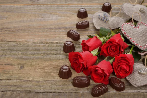 Rosas rojas y chocolates — Foto de Stock