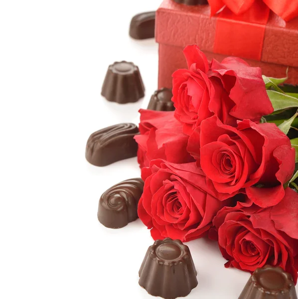 Rosas rojas y chocolates — Foto de Stock