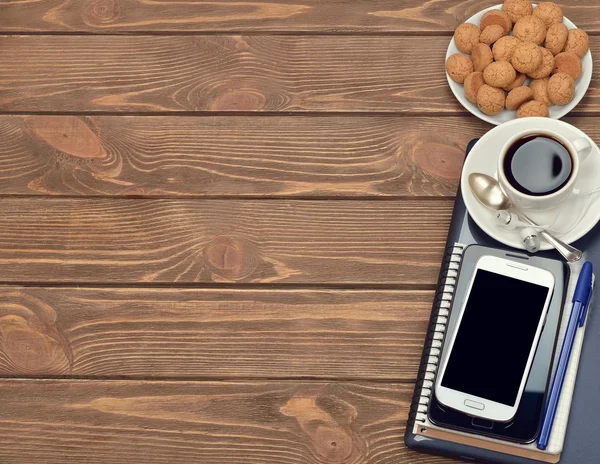 Smartphone och kaffe — Stockfoto