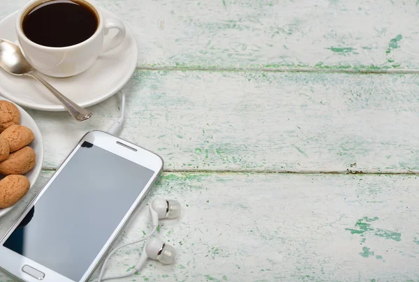 Smartphone och kaffe — Stockfoto