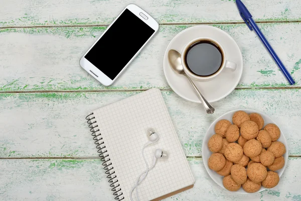 Smartphone en koffie — Stockfoto