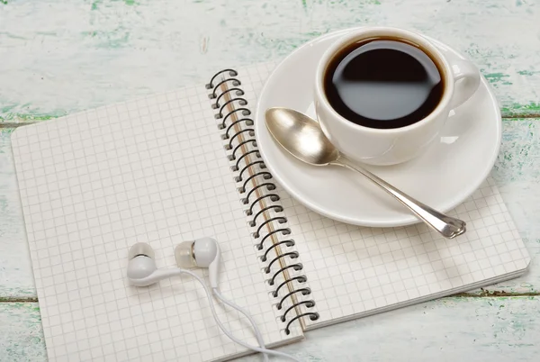 Notatnik, słuchawki i kawy — Zdjęcie stockowe