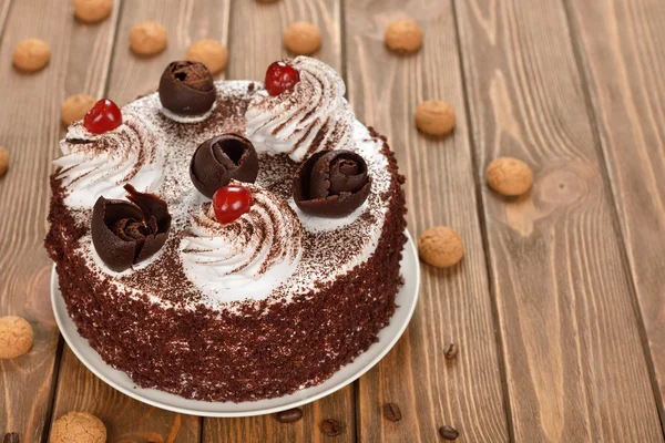 ホイップクリームとチョコレートケーキ — ストック写真