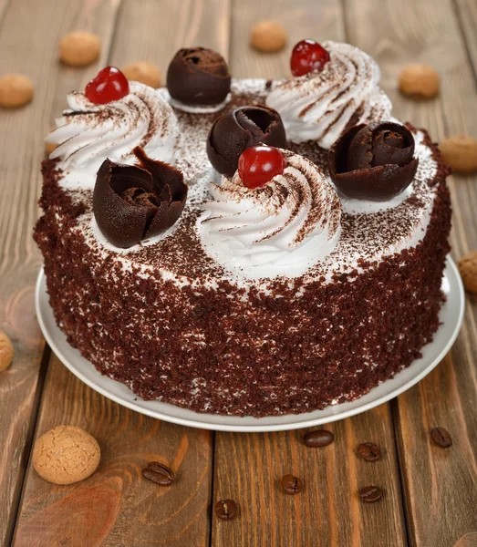 Шоколадний торт зі збитими вершками — стокове фото