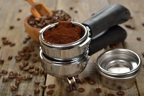 Halter mit gemahlenem Kaffee — Stockfoto