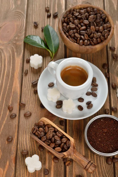 Espresso und Kaffeebohnen — Stockfoto