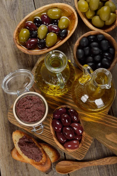 Tapenade, olijven en olijfolie — Stockfoto