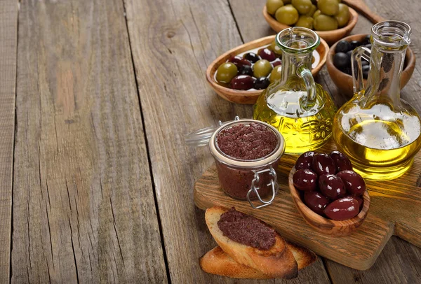 Tapenádou, olivy a olivový olej — Stock fotografie