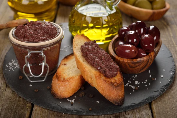 Tapenade, olive e olio d'oliva — Foto Stock