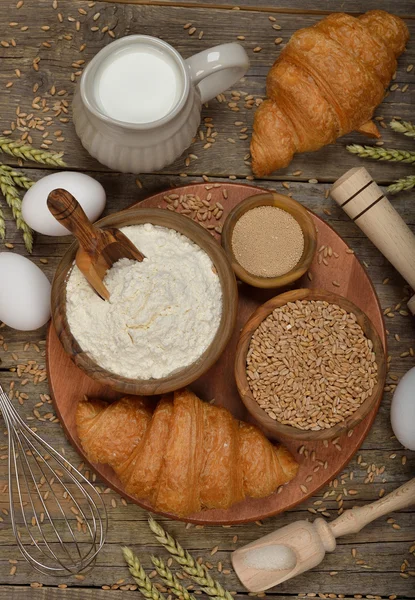 Råa ingredienser för bakning — Stockfoto