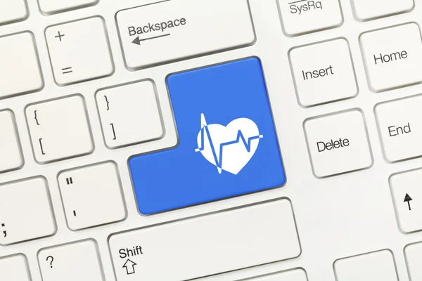 Bílý koncepční klávesnice - modrý klíč symbolem zdravotní péče — Stock fotografie