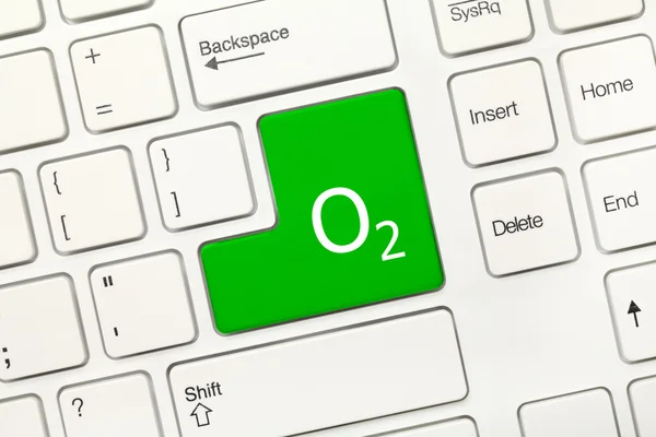 Белая концептуальная клавиатура - Зеленая клавиша с символом кислорода — стоковое фото