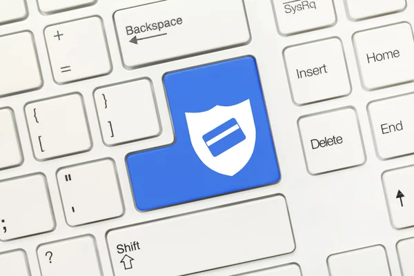 Белая концептуальная клавиатура - Синяя клавиша со щитом и кредитной картой — стоковое фото