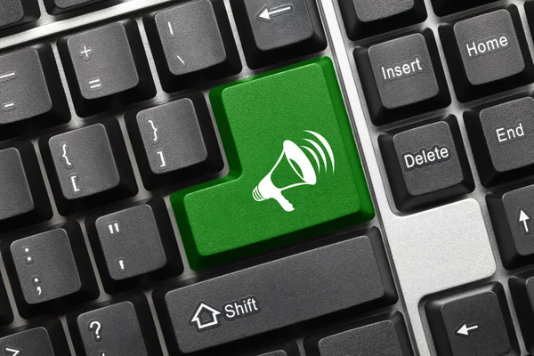 Концептуальная клавиатура - Зеленая клавиша с символом мегафона — стоковое фото